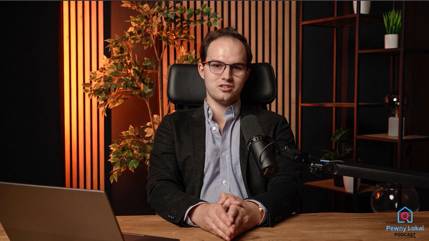 Studio 1 Lamelowe — mężczyzna w okularach przy laptopie, pomarańczowe światło