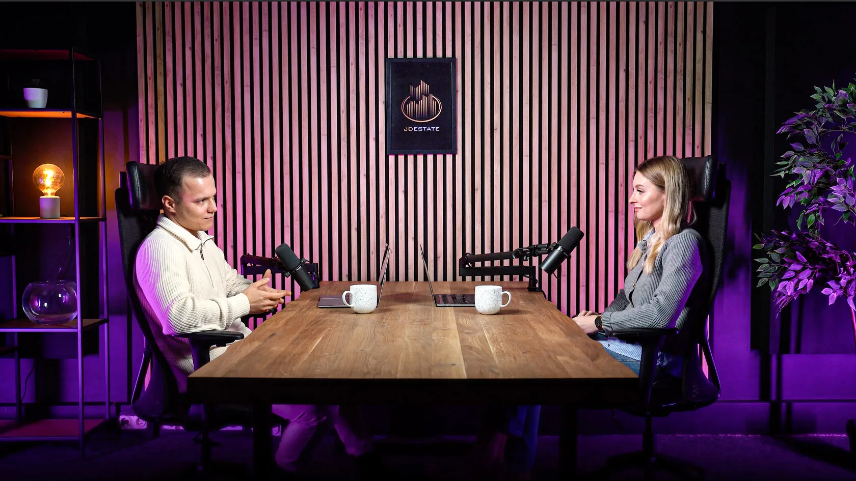 Studio 1 Lamelowe — dwie kobiety rozmawiają przy stole z mikrofonami