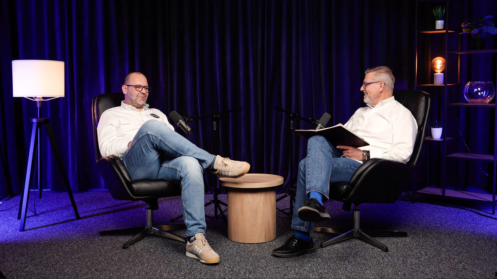 Studio 2 Ciemne — dwaj mężczyźni w fotelach, niebieskie światło i ciemne kotary