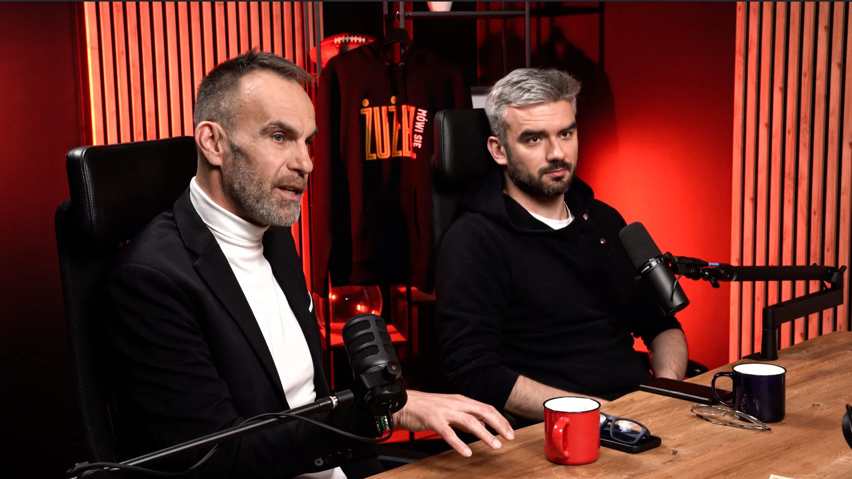 Studio 1 Lamelowe — dwaj mężczyźni przy mikrofonach w czerwonym świetle