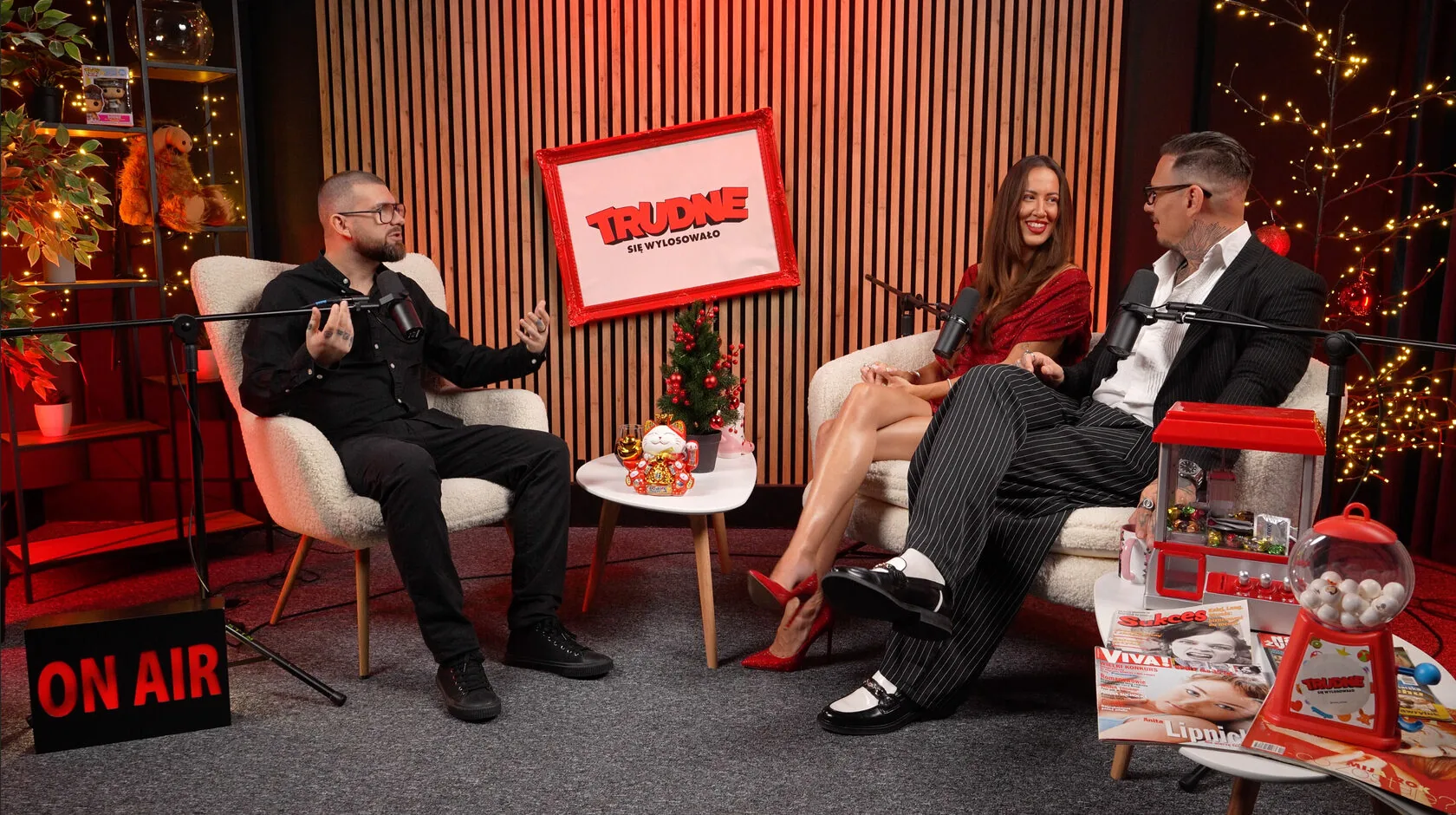 Studio 1 Lamelowe — czworo rozmówców w fotelach przy świątecznej dekoracji, podświetlany napis ON AIR