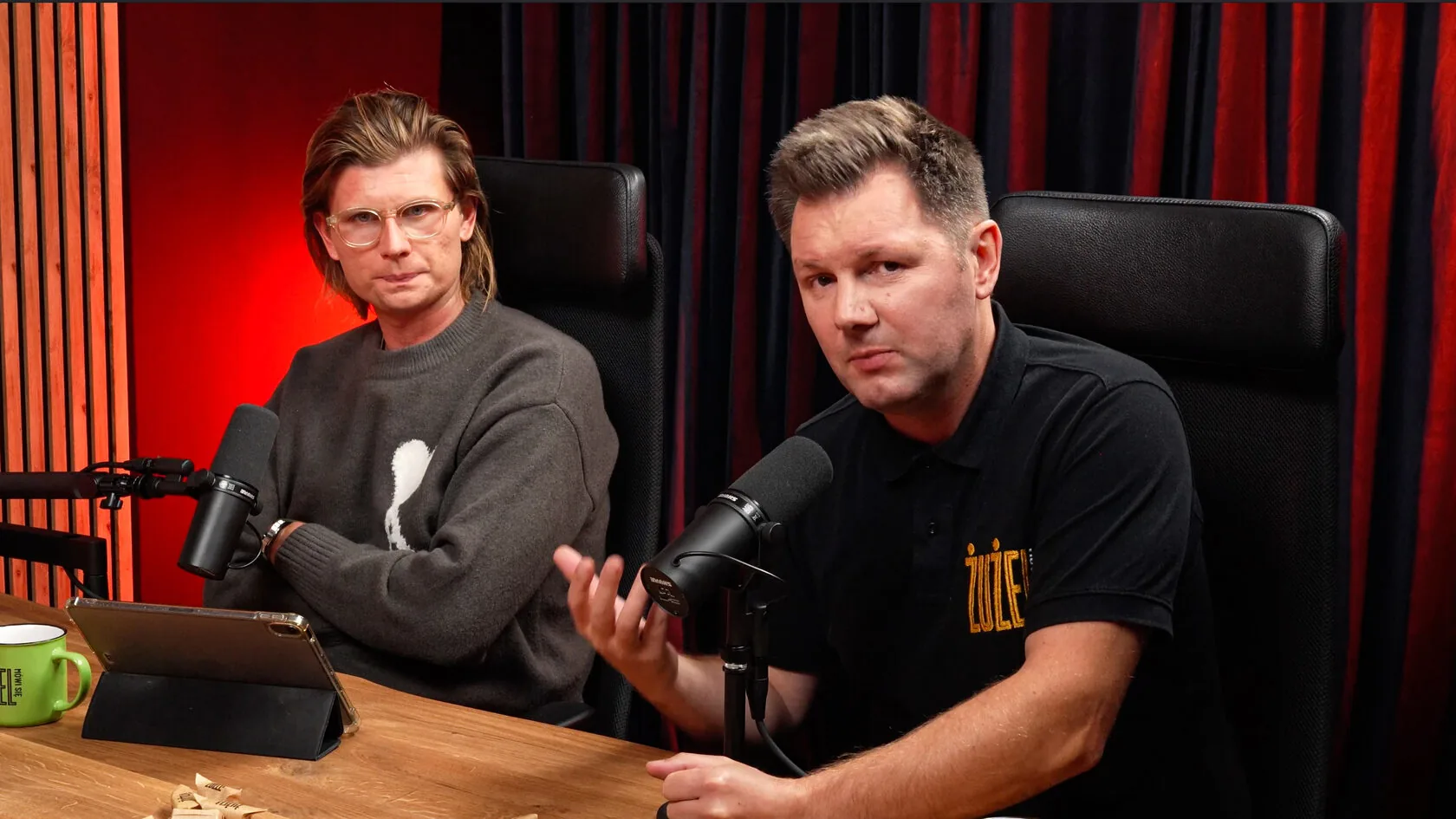 Studio 1 Lamelowe — dwaj mężczyźni w czarnych koszulkach podczas nagrania podcastu