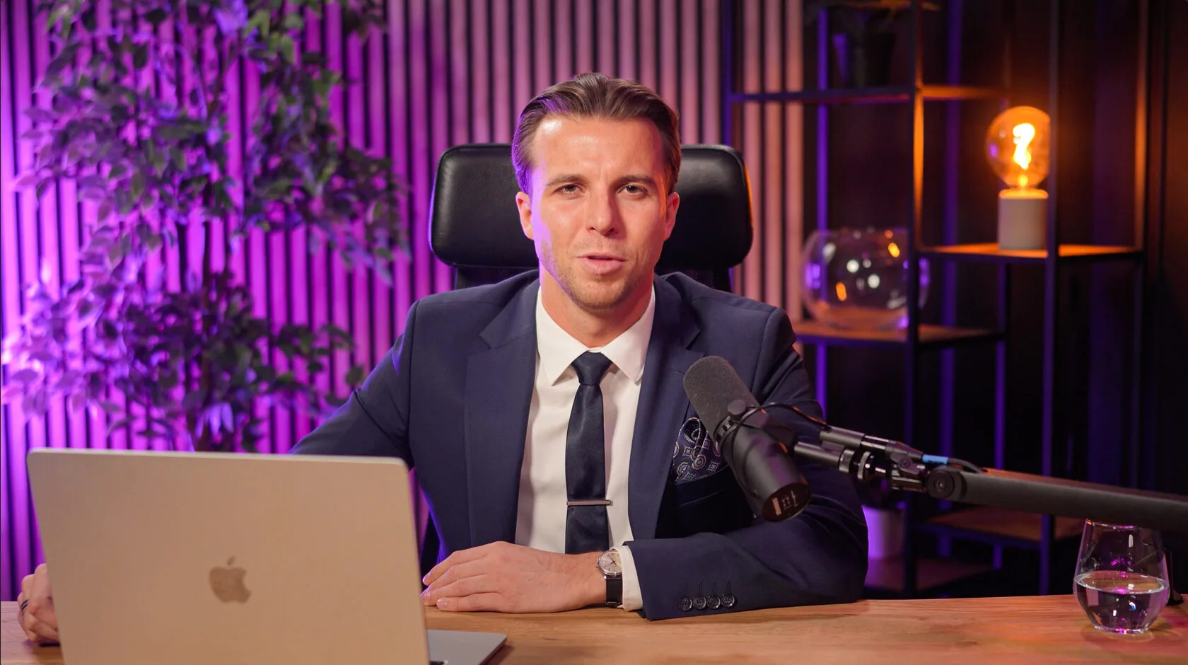 Studio 1 Lamelowe — mężczyzna w garniturze przy laptopie i mikrofonie, fioletowe światło