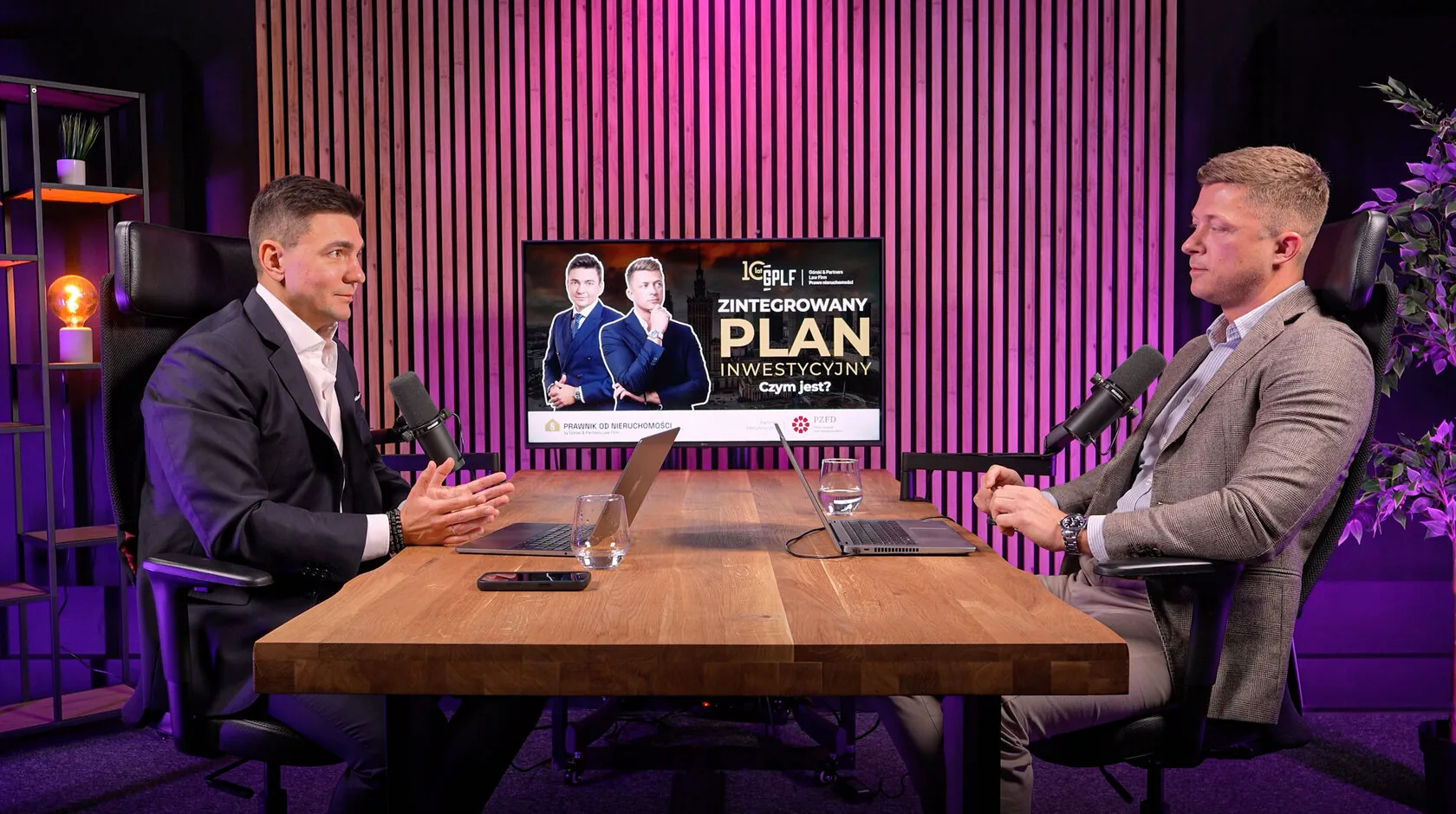 Studio 1 Lamelowe — dwaj rozmówcy przy drewnianym stole, prezentacja na ekranie w tle